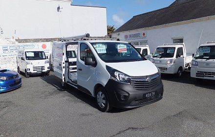 Great medium size van with 3 seats and twin sliding doors